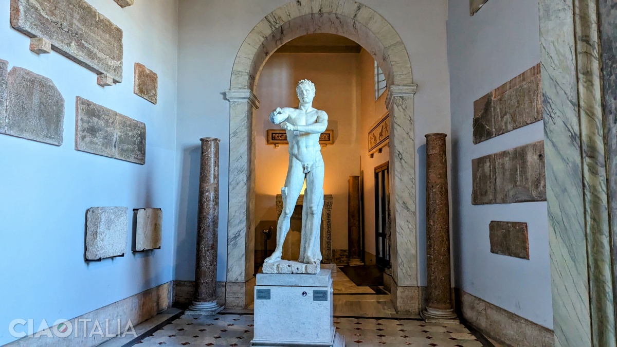 Sculptura Apoxyomenos este o copie în marmură din sec. I a unei statui mai vechi, din bronz.