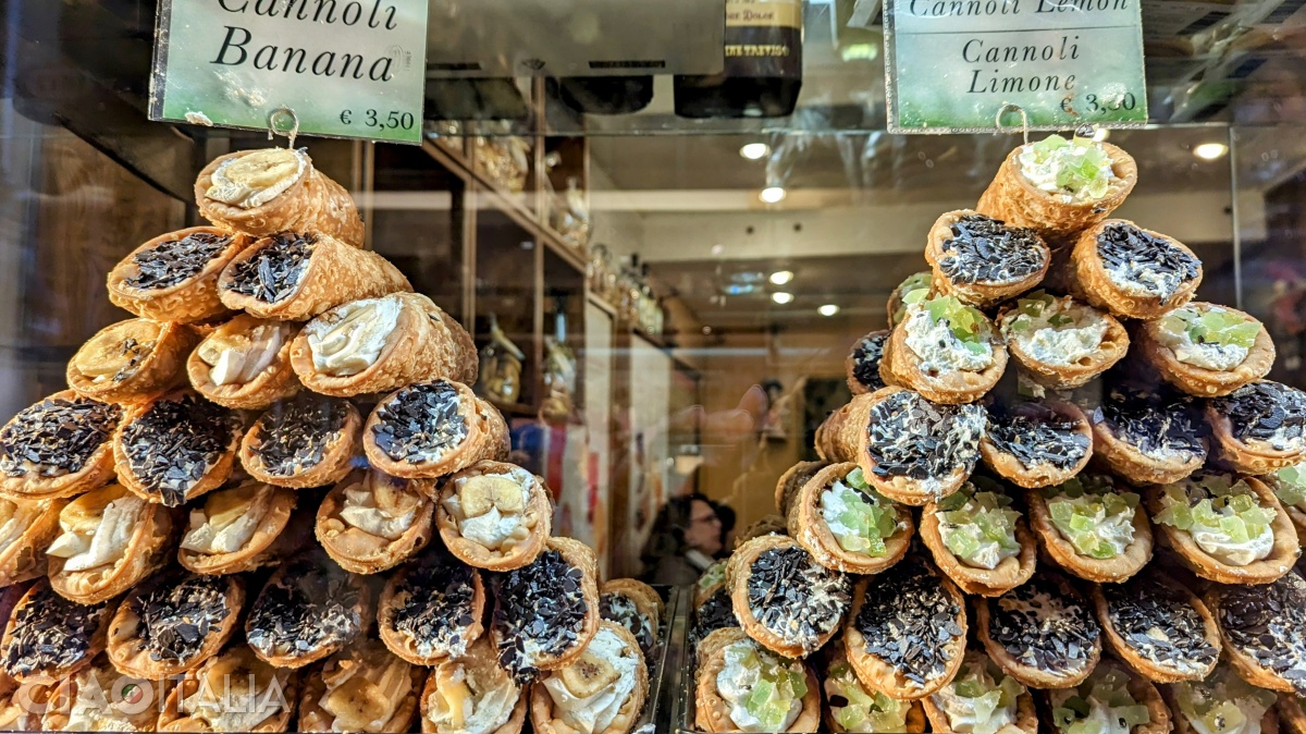 Deși patiseriile din Veneția sunt pline de cannoli, nu îți recomandăm să îi încerci aici.