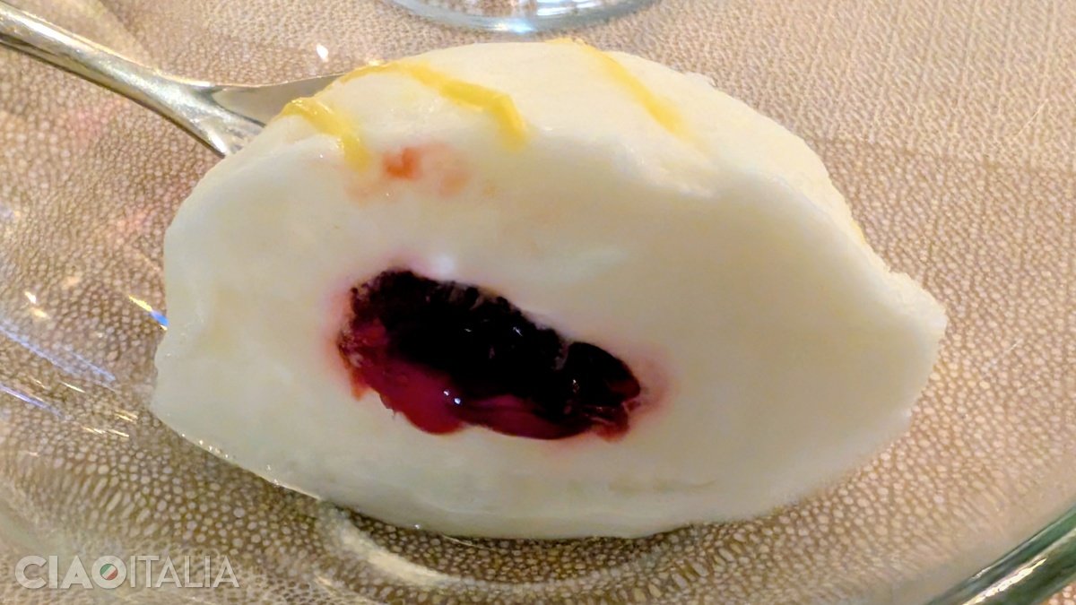 Mai nou, se găsesc și alte variante, cu înghețate și umpluturi variate.