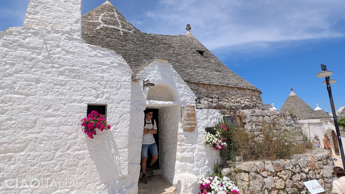 Trullo Siamese are două cupole și două intrări.