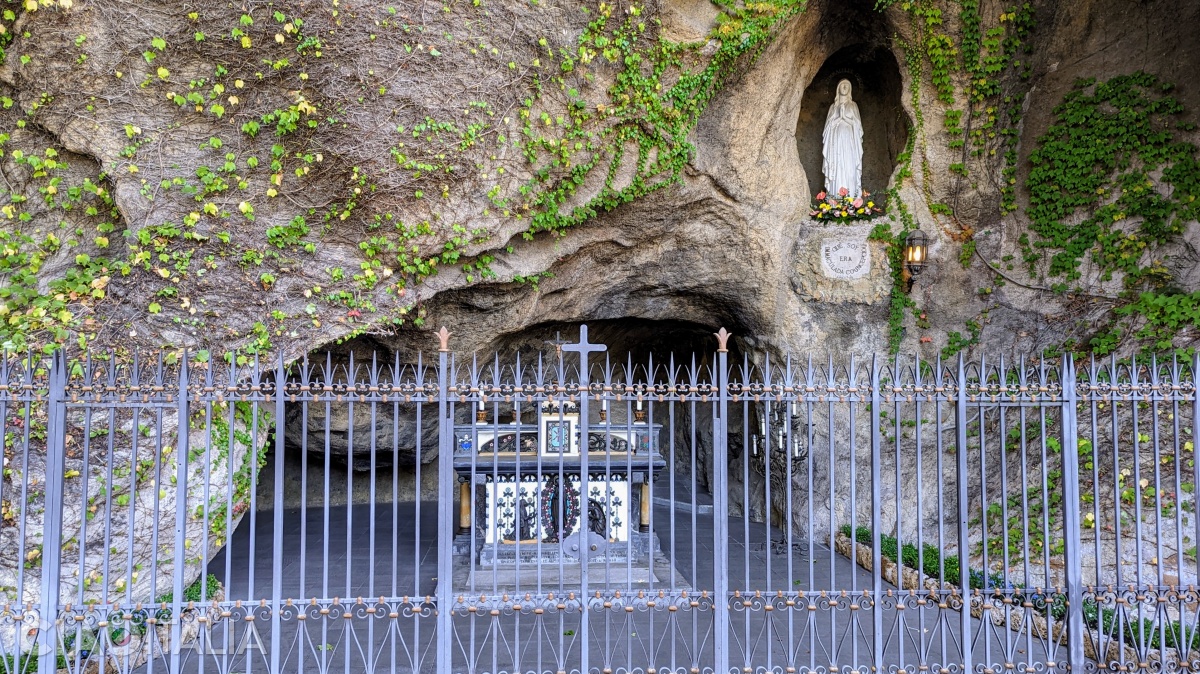Reproducerea Grotei din Lourdes în Grădinile Vaticanului