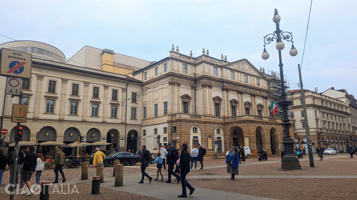 Teatrul și Piazza della Scala din Milano