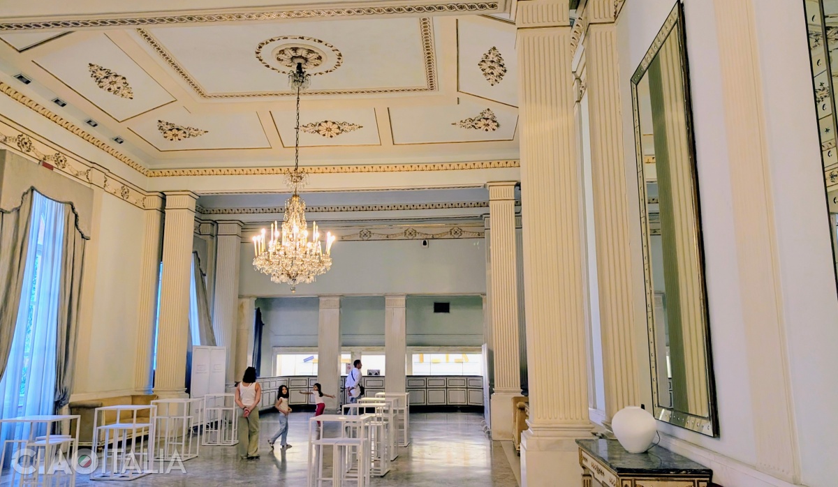 Foaierul este cea mai nouă parte a Teatrului San Carlo.