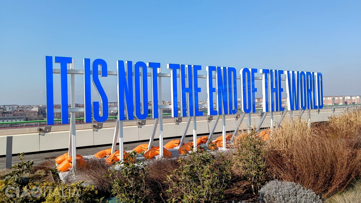 Instalație de artă cu litere luminoase: "It Is Not The End Of The World" (Superflex)