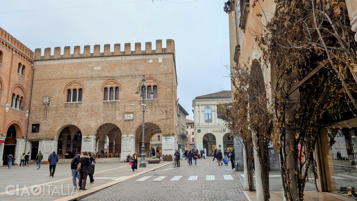 Palazzo dei Trecento are la parter o loggia construită în sec. al XVI-lea.