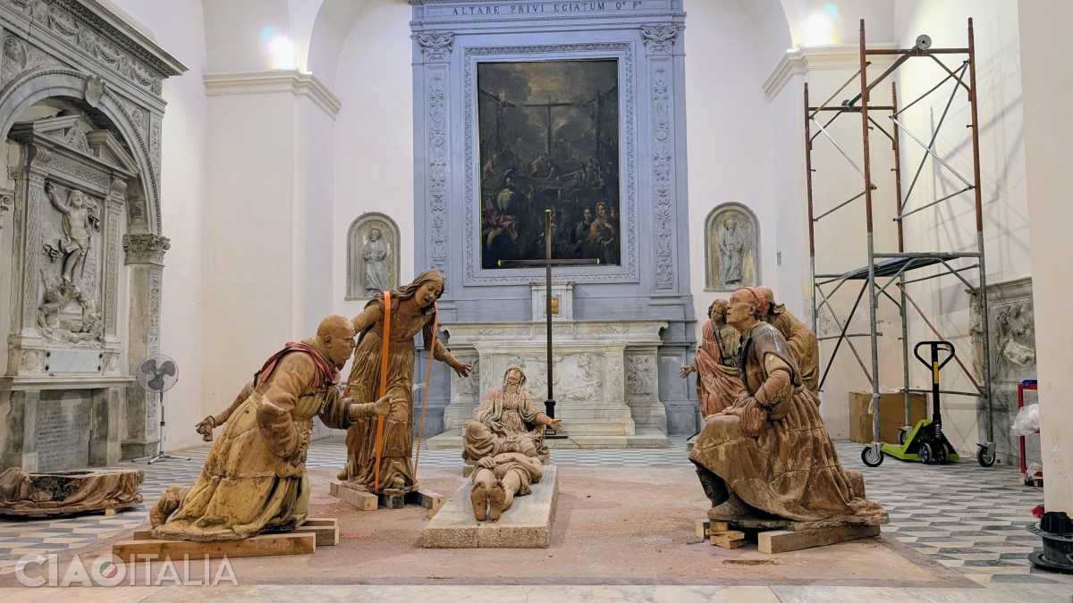 Grupul statuar "Plângerea lui Hristos" a fost realizat la sfârșitul sec. al XV-lea, de Guido Mazzoni (în momentul vizitei noastre, sculpturile erau în proces de restaurare).