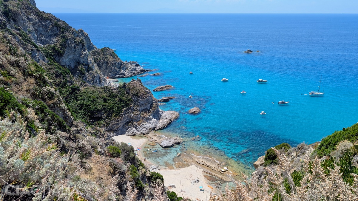 La unele plaje din zona Capo Vaticano (precum Praia i Focu) este recomandat să mergi cu barca. Traseul pe jos este destul de expus și poate fi periculos.