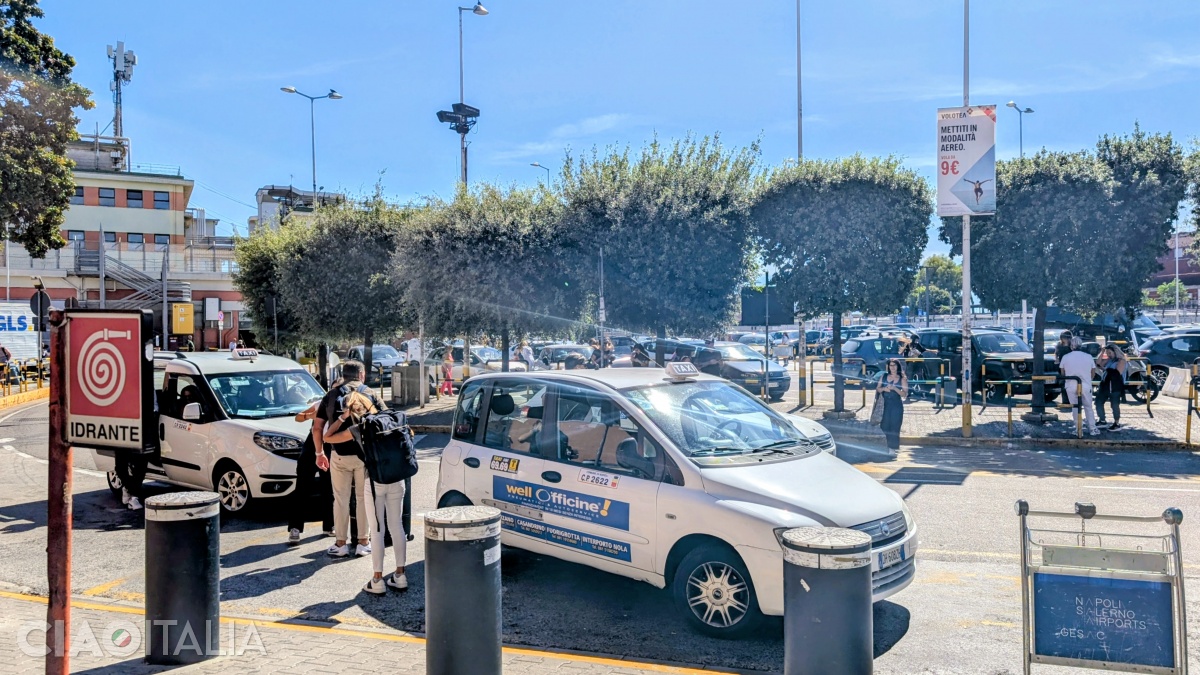 Taxiurile din Napoli au culoare albă.