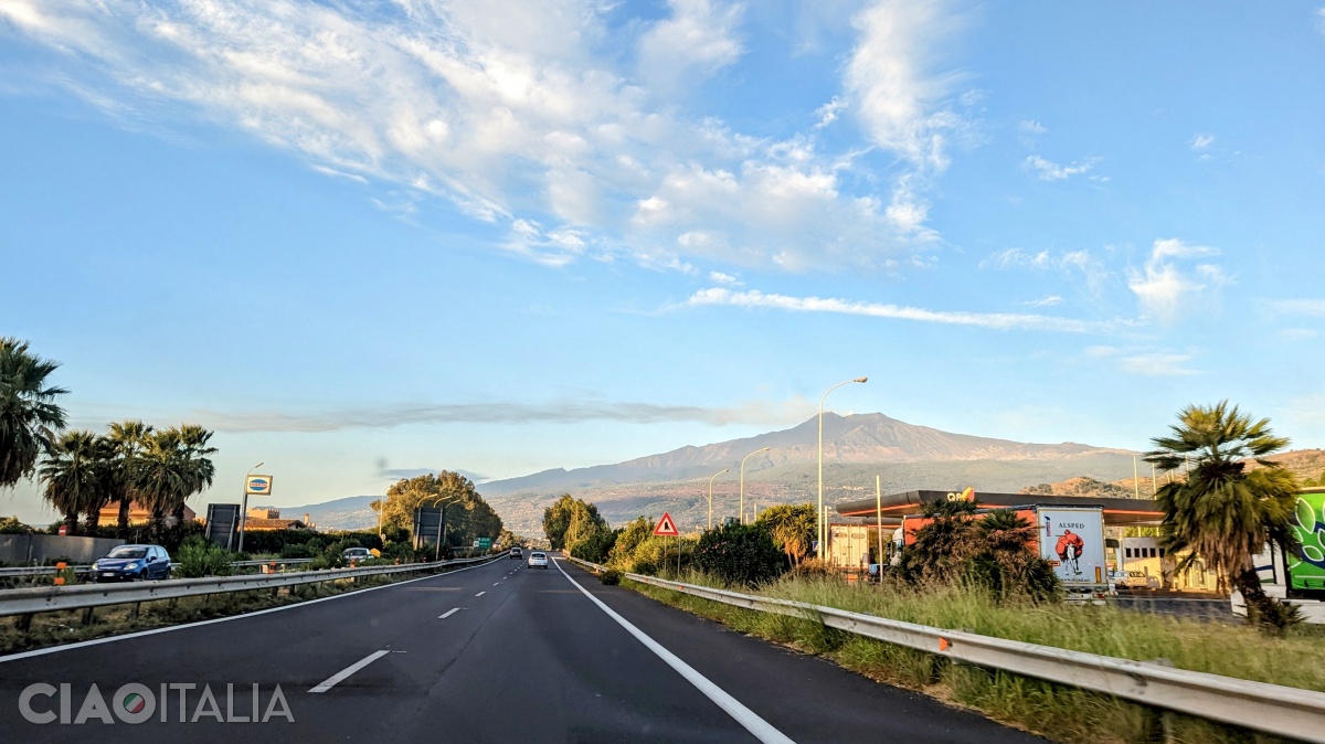 Muntele Etna se vede de pe aproape toate șoselele din estul Siciliei