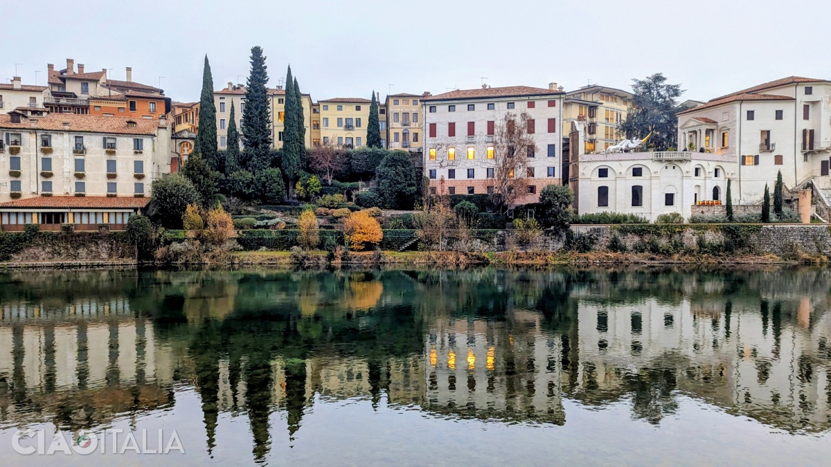 Palazzo Sturm (dreapta) este situat pe malul r&acirc;ului Brenta.