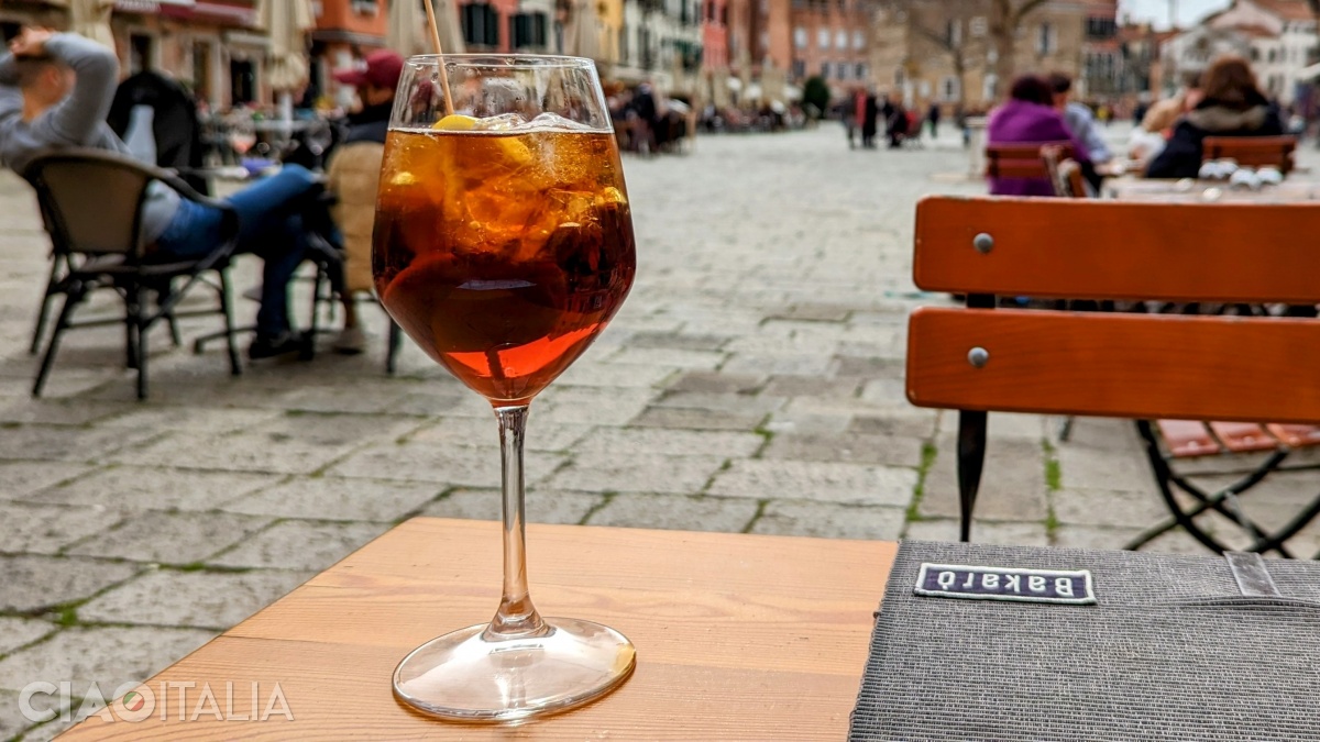 Cicchetti se mănâncă însoțite de un pahar cu vin sau de un spritz (în acest caz, Cynar spritz).