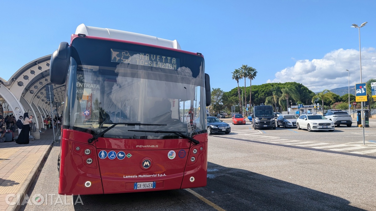 Stația de autobuz se găsește în dreapta ieșirii din aeroport.