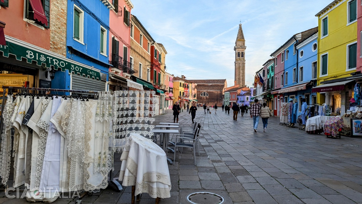 Micile magazine din Burano sunt pline cu dantelă și țesături.