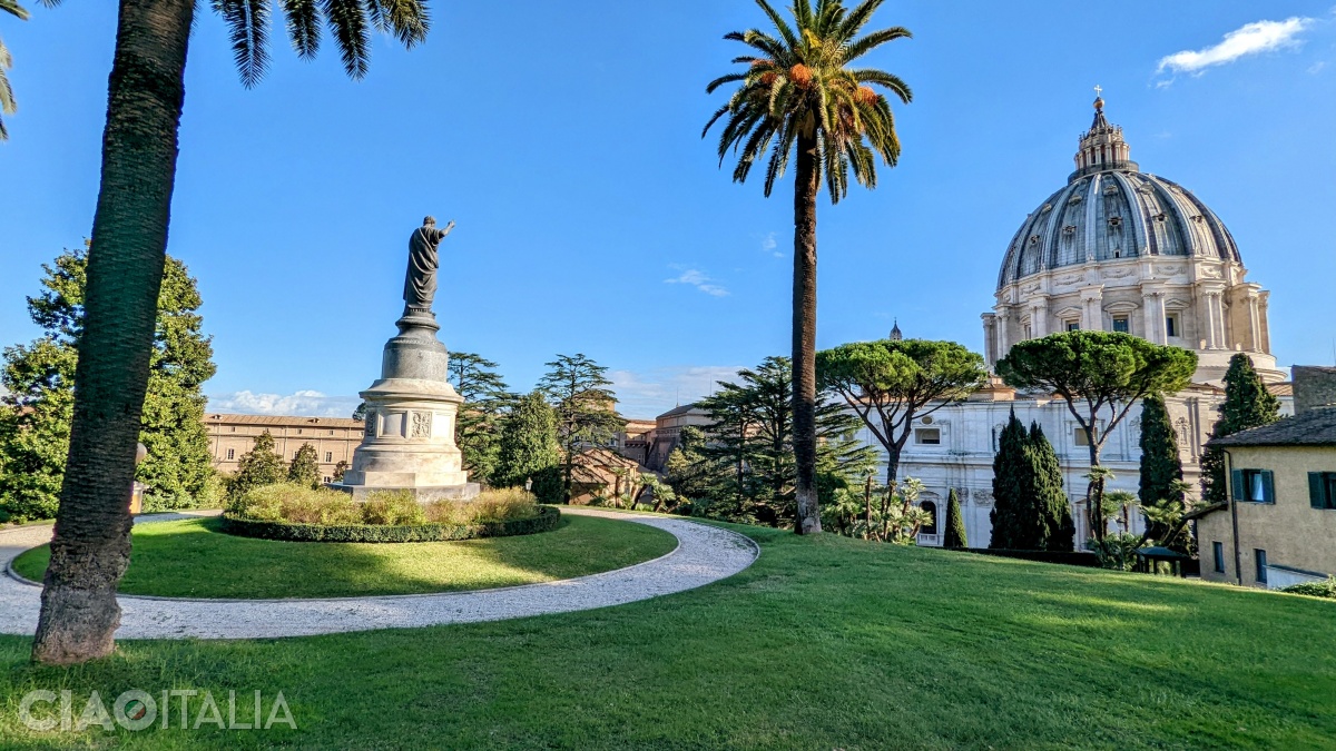 Imaginea statuii Sf. Petru îndreptată spre cupola Vaticanului este foarte frumoasă.