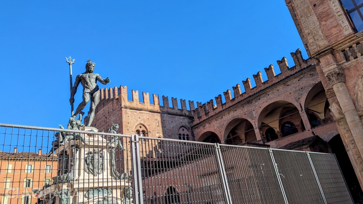 Tridentul din sigla Maserati ar fi inspirat de tridentul lui Neptun din Bologna.