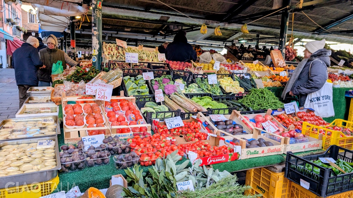 Multe produse din piață provin din diferitele regiuni ale Italiei, dar și din insulele lagunei venețiene.