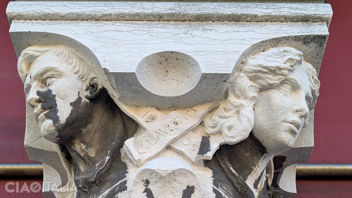 Coloana din centrul fațadei dinspre Canal Grande are patru capete sculptate.