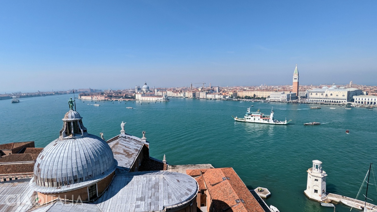 Vederea din turnul bisericii San Giorgio Maggiore către Punta della Dogana