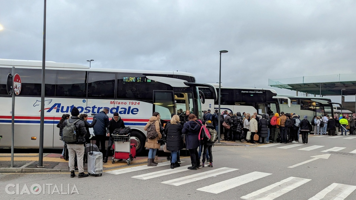 Autocarele Airport Bus Express pleacă de la peroanele 2, 3 și 4.