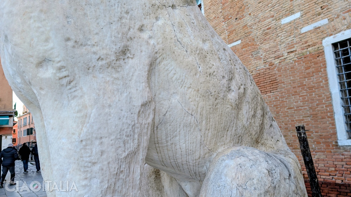 Inscripțiile de pe partea st&acirc;ngă au fost aproape șterse de trecerea timpului.