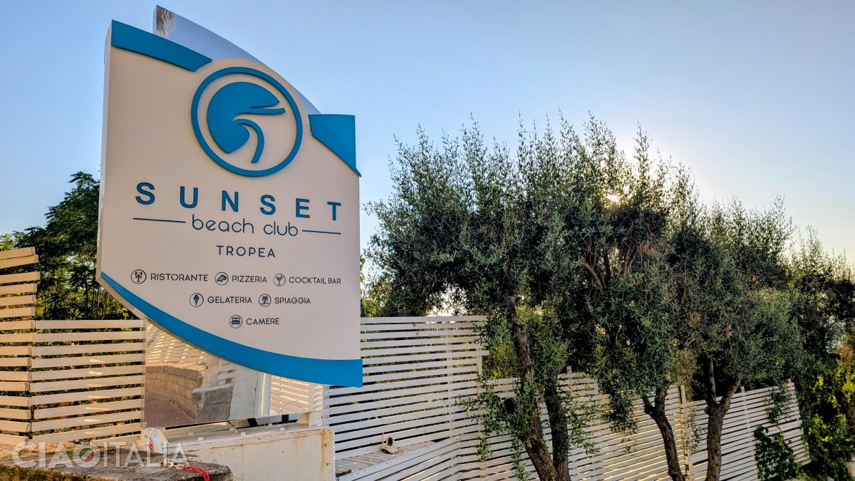 Intrarea la Sunset Beach Club