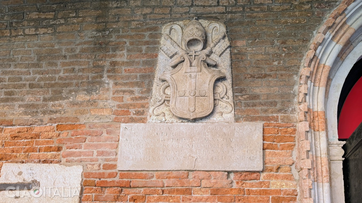 Placa din st&acirc;nga intrării indică data construcției acesteia.