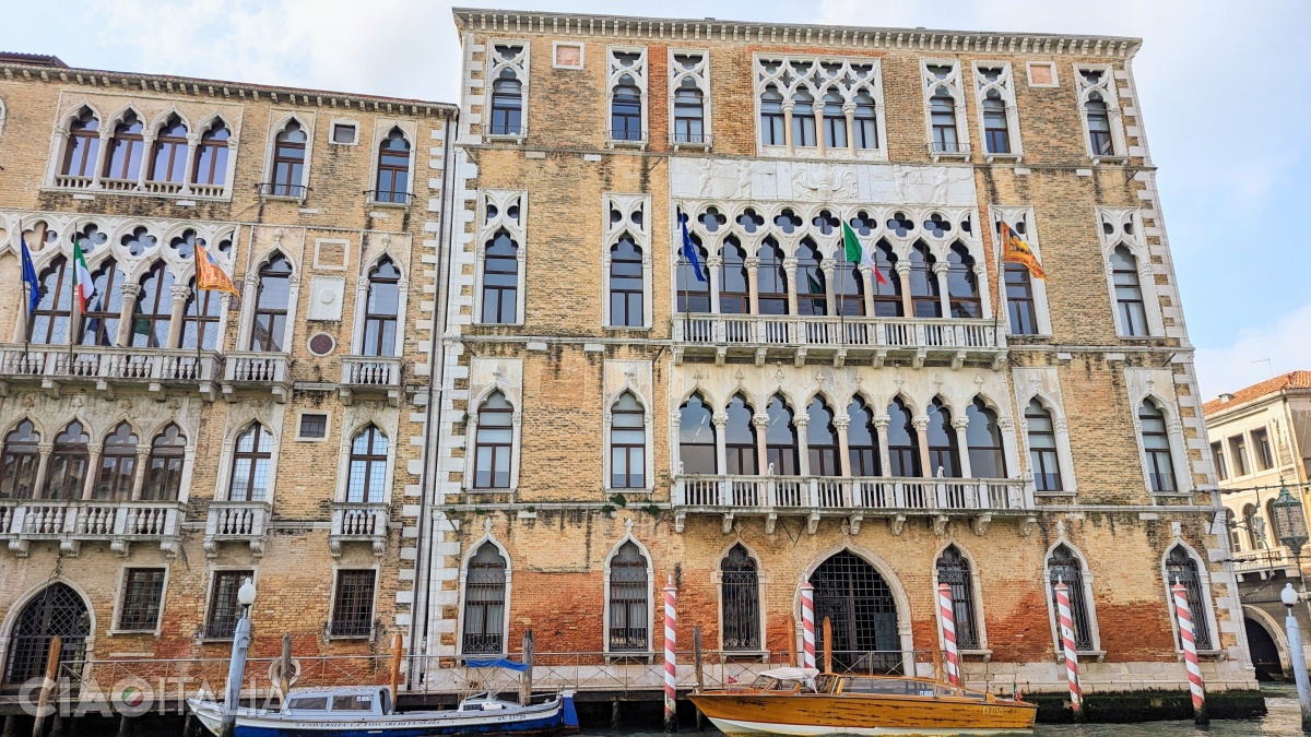 Ca' Foscari este sediu al universității cu același nume.