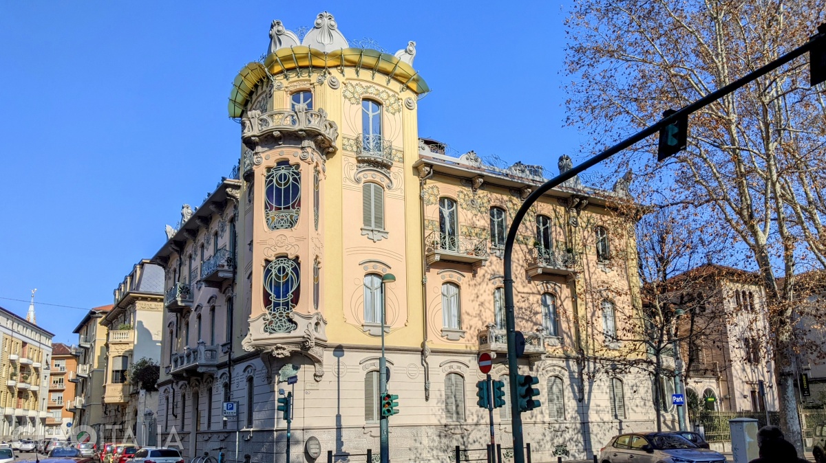 Casa Fenoglio-La Fleur se află la intersecția străzii Principi d'Acaja cu Corso Francia.