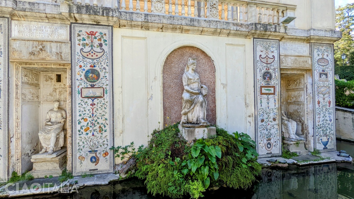 Fântâna decorată cu mozaicuri și statui