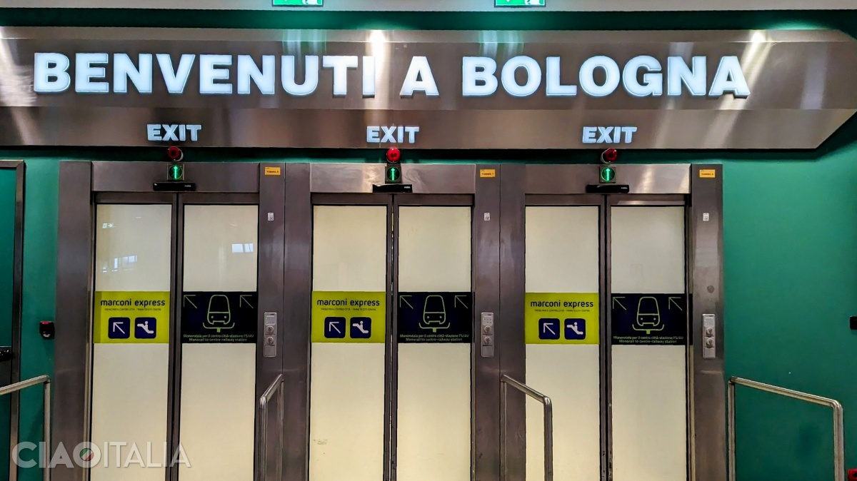 Odată ce ai aterizat pe aeroportul din Bologna, caută indicatoarele Marconi Express.