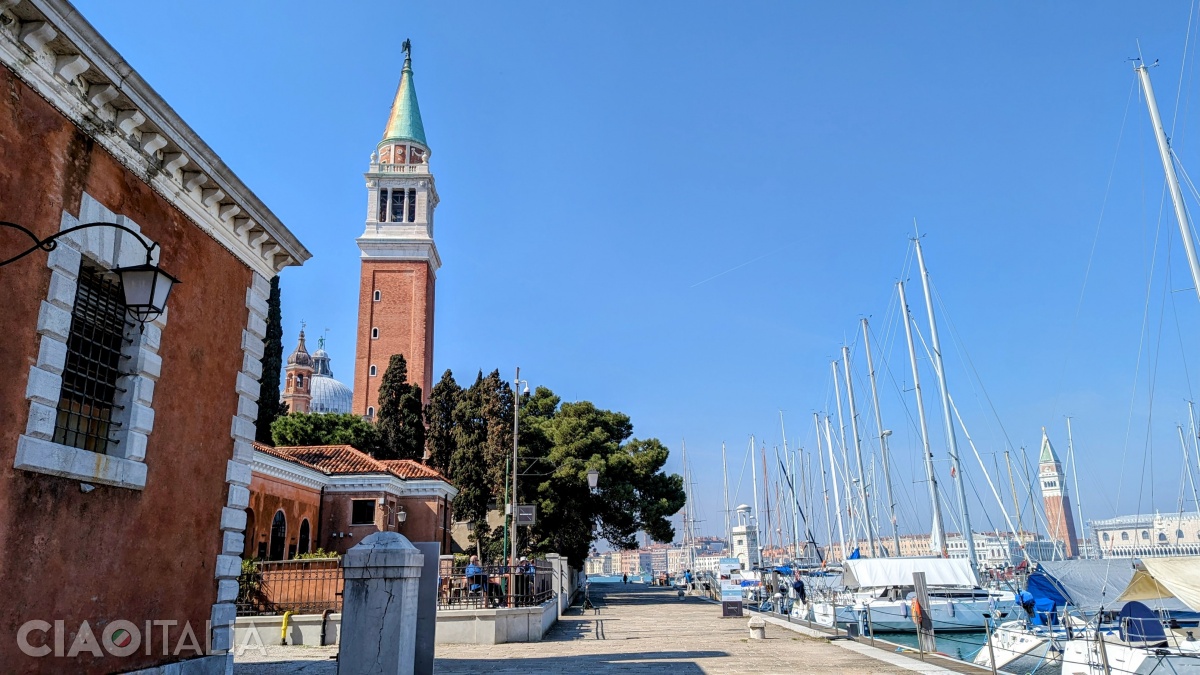 Pe insula San Giorgio Maggiore se află un singur bistro, lângă micul port.