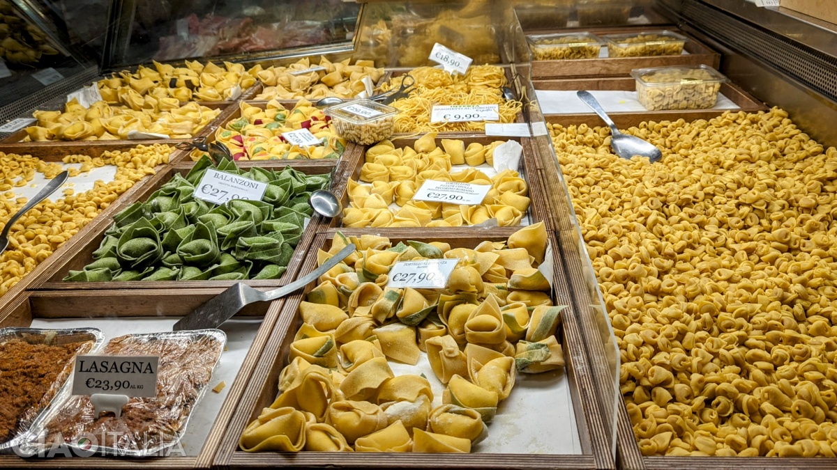 De la stânga la dreapta: balanzoni (cele verzi), tortelloni și tortellini, gata de a fi gătite.