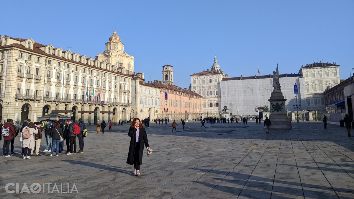 Piazza Castello. Se văd, de la stânga spre dreapta, cupola Bisericii San Lorenzo, clopotnița Domului, cupola Capelei Giulgiului și Palatul Regal.