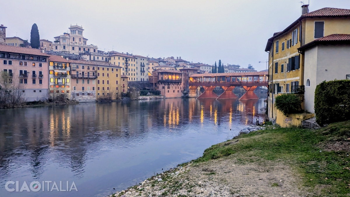 Priveliștea dinspre partea st&acirc;ngă a capătului podului