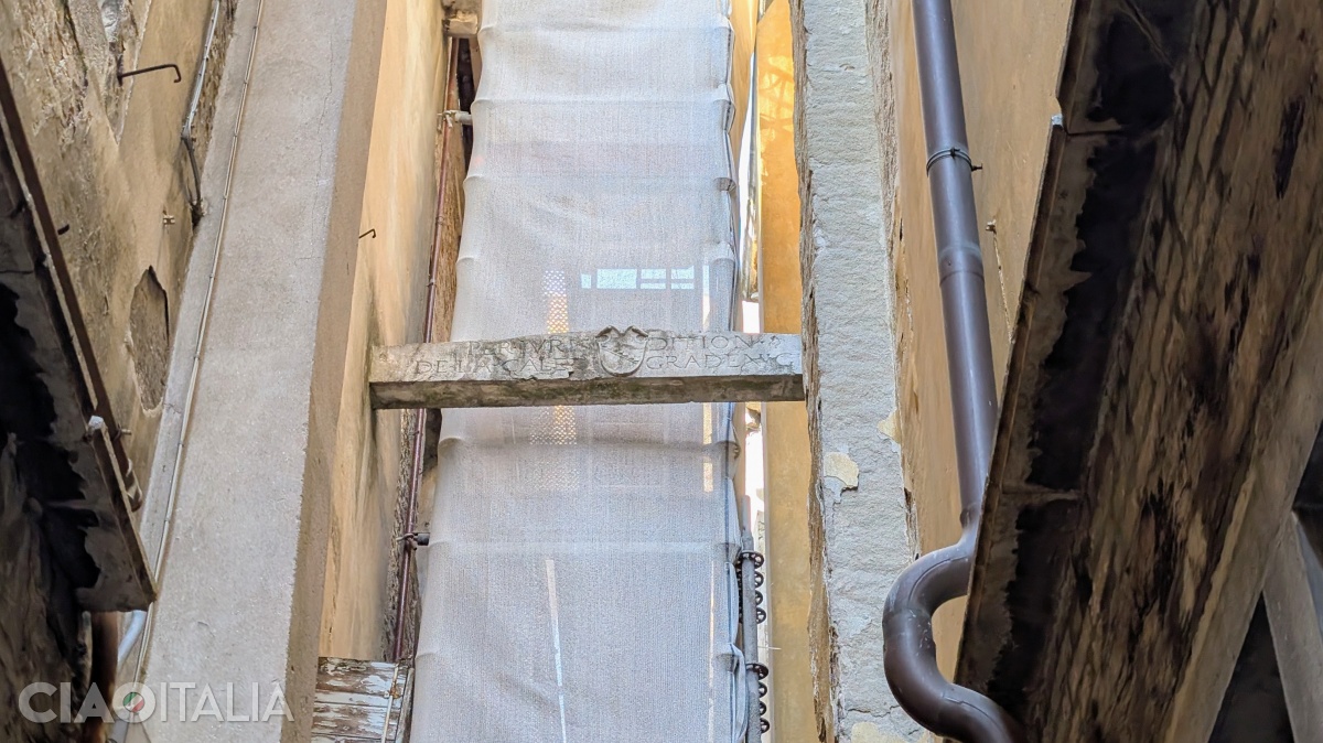 El distansiador, pe Calle Toscana