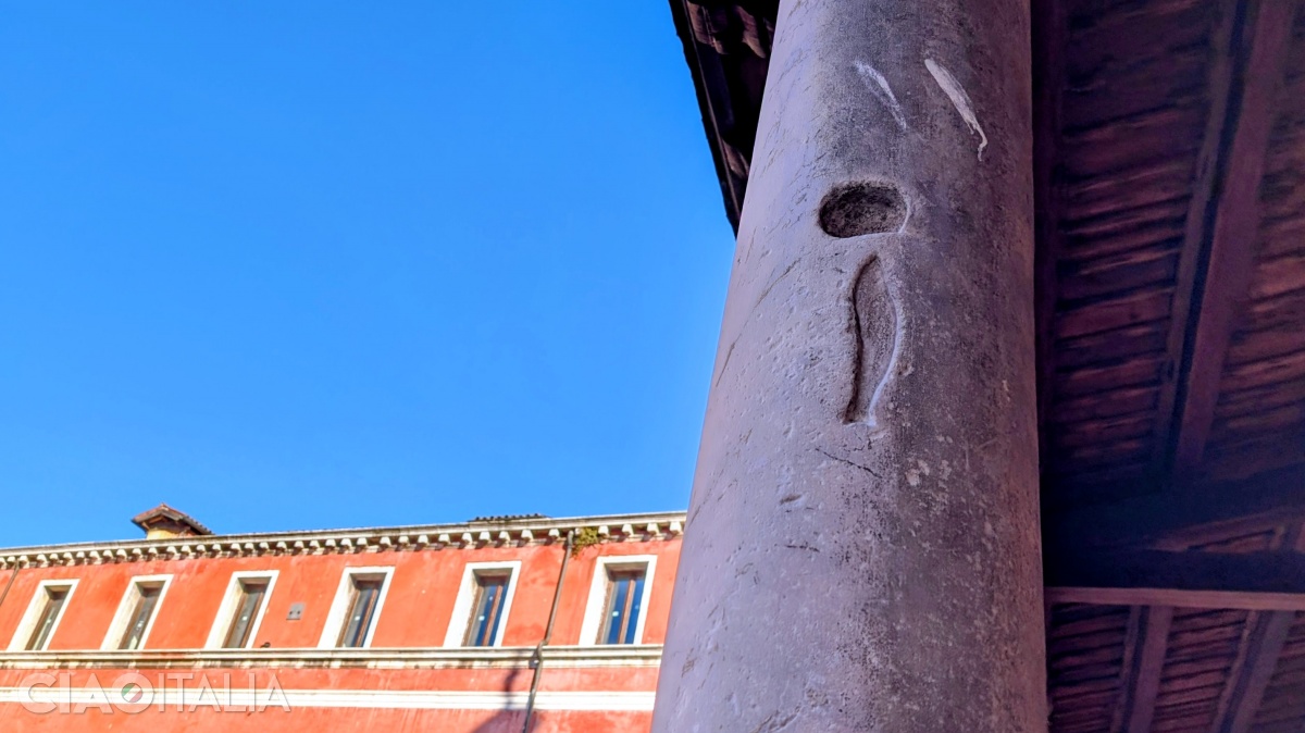 Pe cea de-a doua coloană din dreapta intrării &icirc;n biserică, sunt gravate contururile unui pește și al unei stridii.