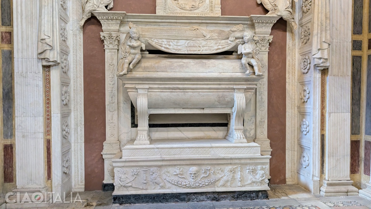 Mormântul Mariei de Aragon, în memoria căreia a fost construită capela Piccolomini