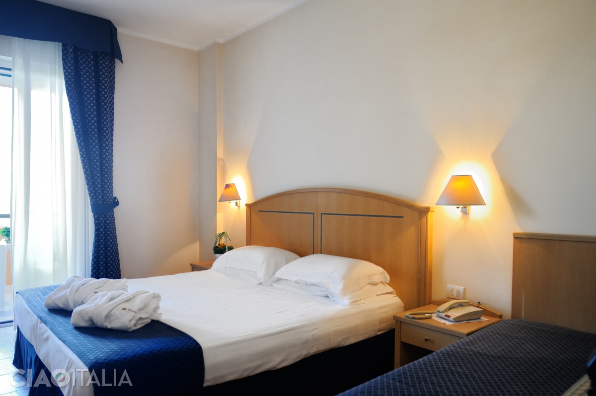 Camerele au aer condiționat și balcon.