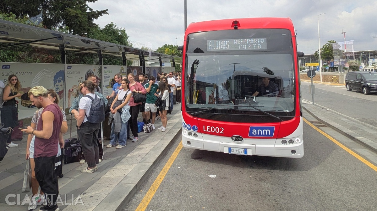 La urcarea în autobuz se formează de obicei cozi.