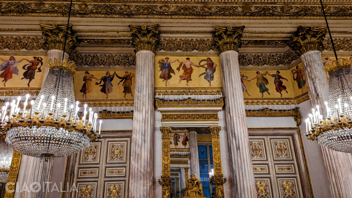 Sala de bal, realizată în anii 1840, pentru a găzdui recepțiile de la curte. Coloanele sunt din marmură de Carrara, iar friza se inspiră din frescele de la Pompei.