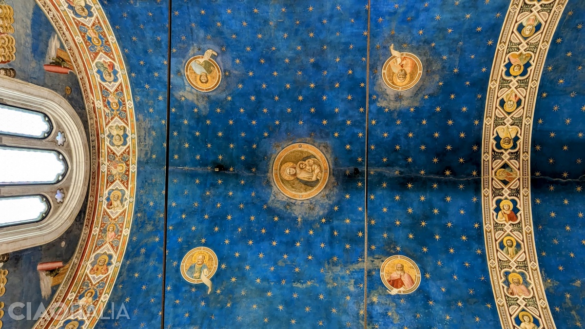 Spre peretele cu "Judecata de Apoi" este reprezentată &icirc;n medalion Fecioara Maria cu Pruncul.