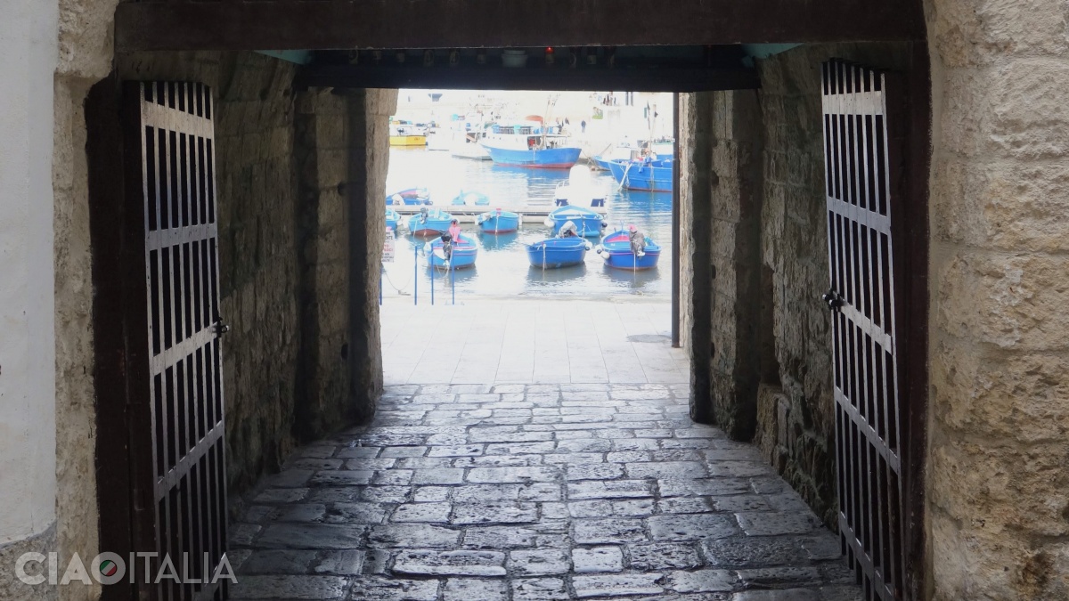 Trec&acirc;nd prin Arco del Porto vei ajunge &icirc;n portul vechi din Monopoli.