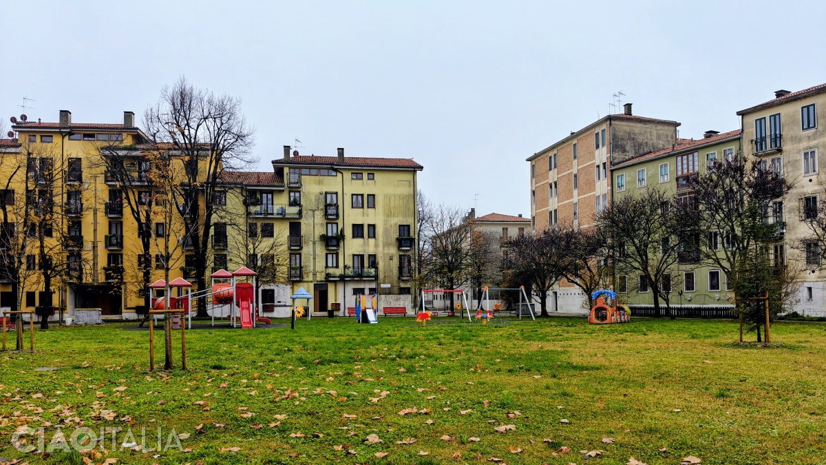 Pe mica insulă Sacca Fisola se află un cartier normal de locuit și un centru sportiv.