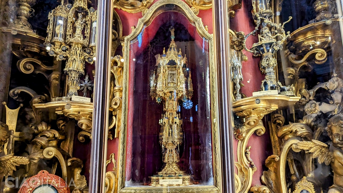 Cappella delle Relique adăpostește o impresionantă colecție de moaște, printre care limba Sfântului Anton.