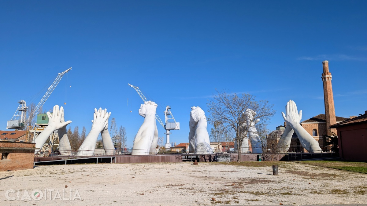 Cele șase perechi de brațe simbolizează depășirea diferențelor dintre oameni.