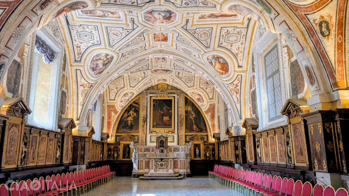 Sacristia veche a fost pictată de Giorgio Vasari.