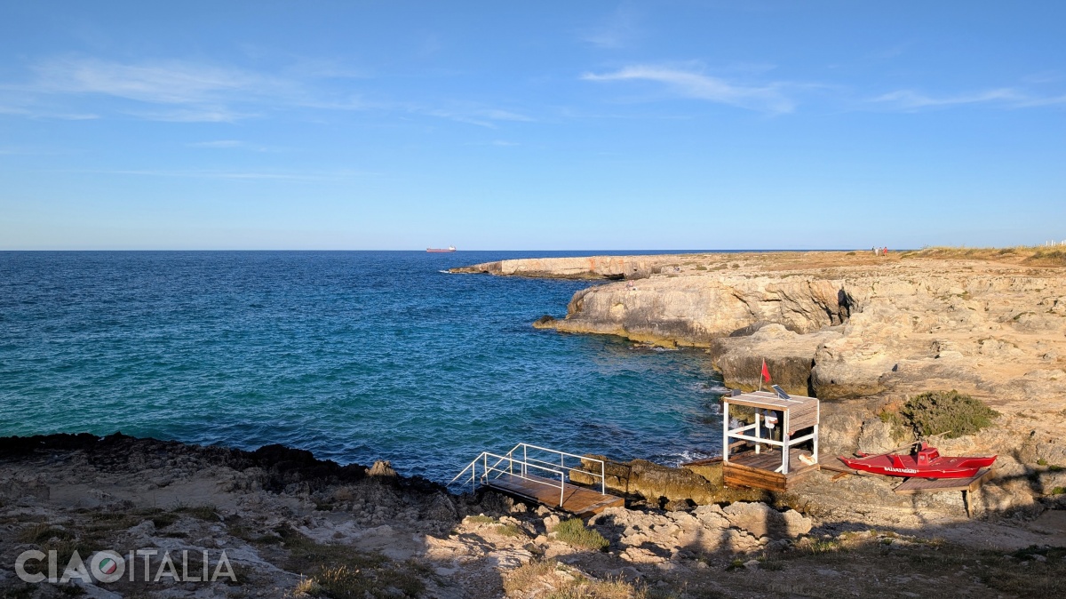 Plaja Porto Nero este stâncoasă, iar intrarea în apă se face pe o scară.