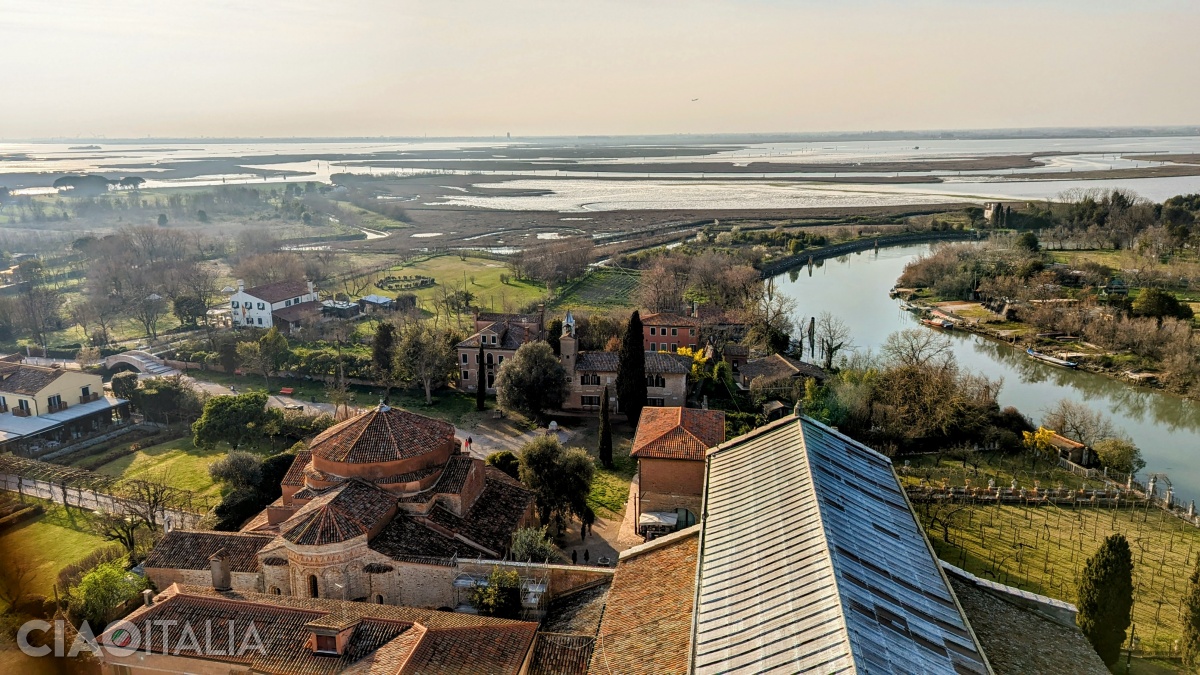 Vederea din turn către piața principală a insulei Torcello.