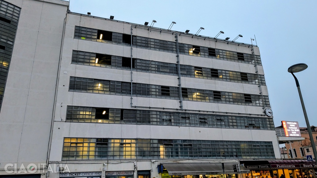 Autorimessa Comunale este cea mai mare parcare din Piazzale Roma.