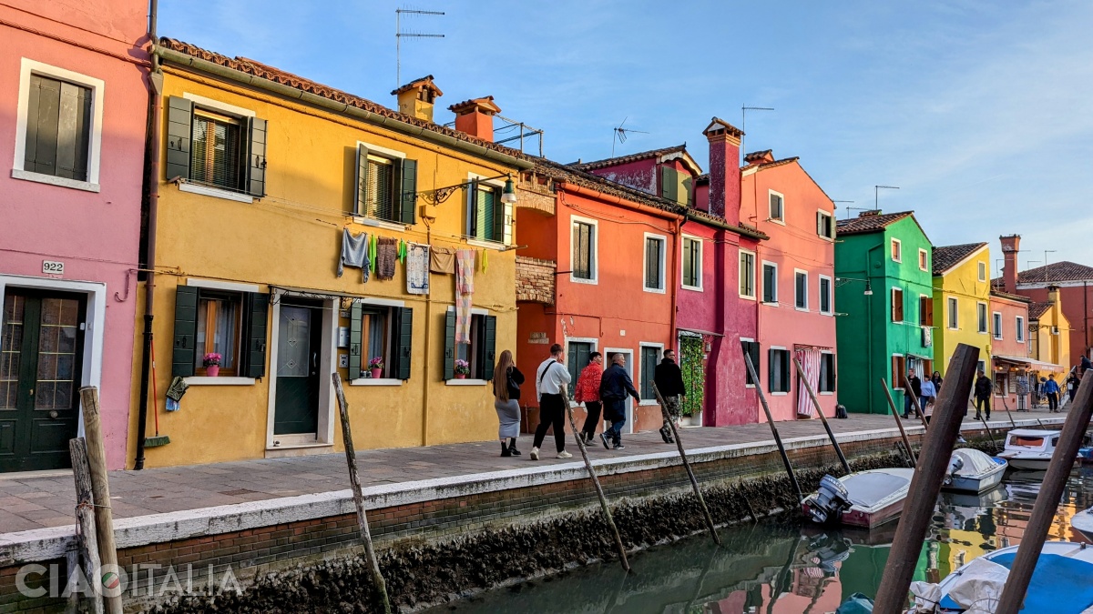 Burano este printre cele mai colorate locuri din lume.